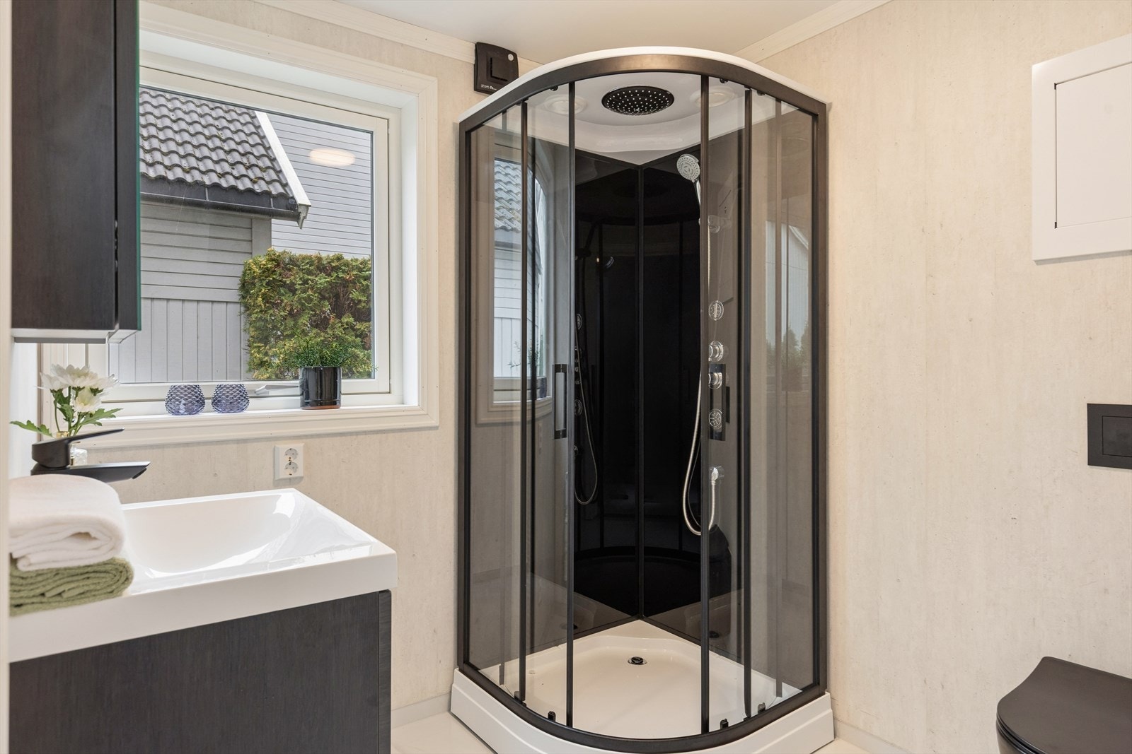 Badet i 1.etasje er oppgradert i 2026 med dusjkabinett og flislagt gulv med varmekabler. Galleribilde