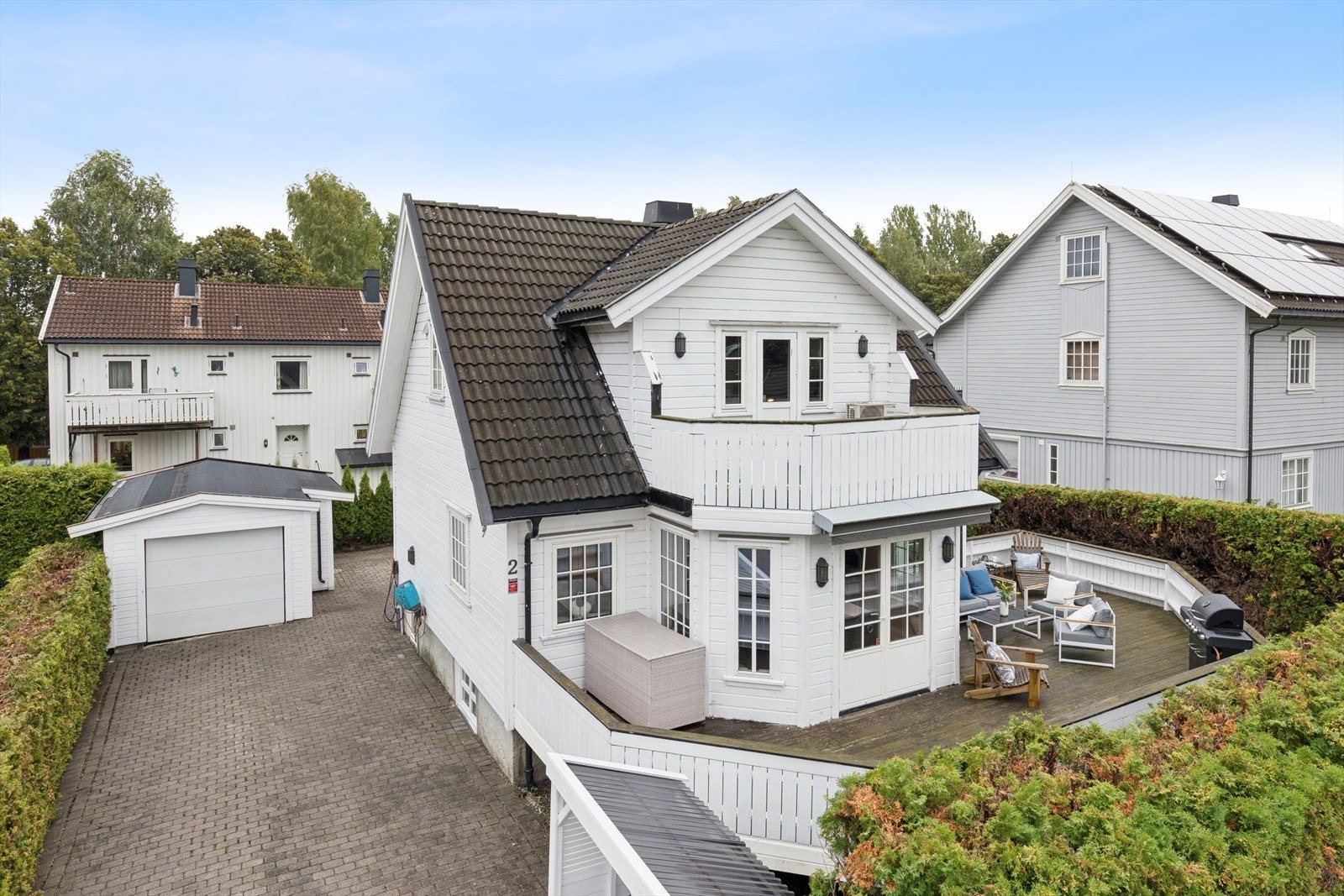 Innholdsrik enebolig over flere plan, med stor terrasse, frittliggende garasje og pent opparbeidet tomt. Galleribilde