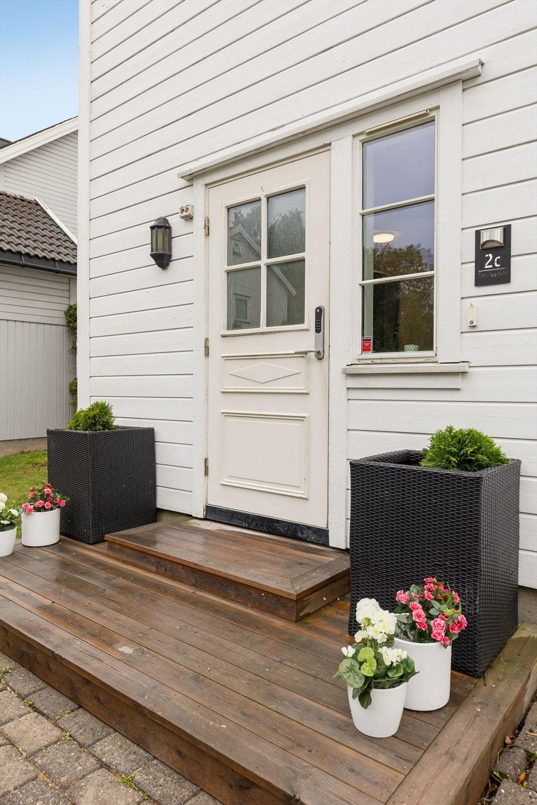 Treplatting med trappetrinn, og inngangsdør med digitallås. Galleribilde