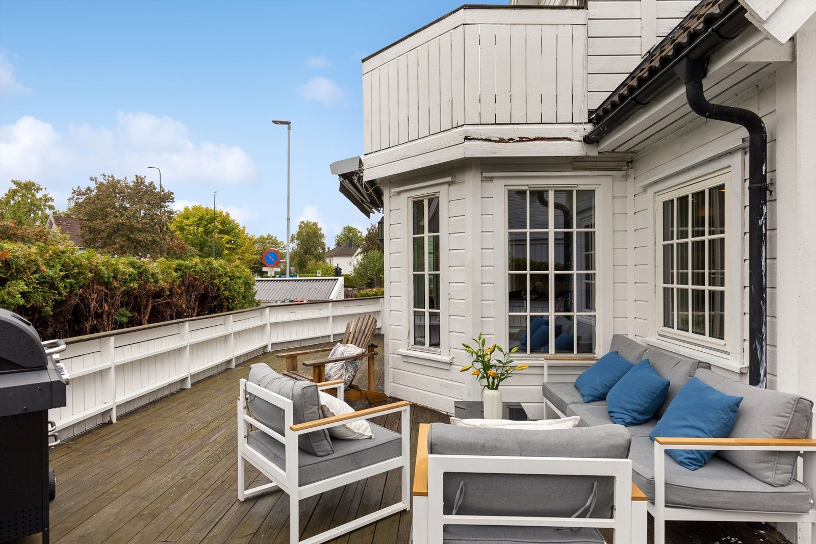 Romslig terrasse med god plass til utemøbler, grill og sosiale sammenkomster. Galleribilde