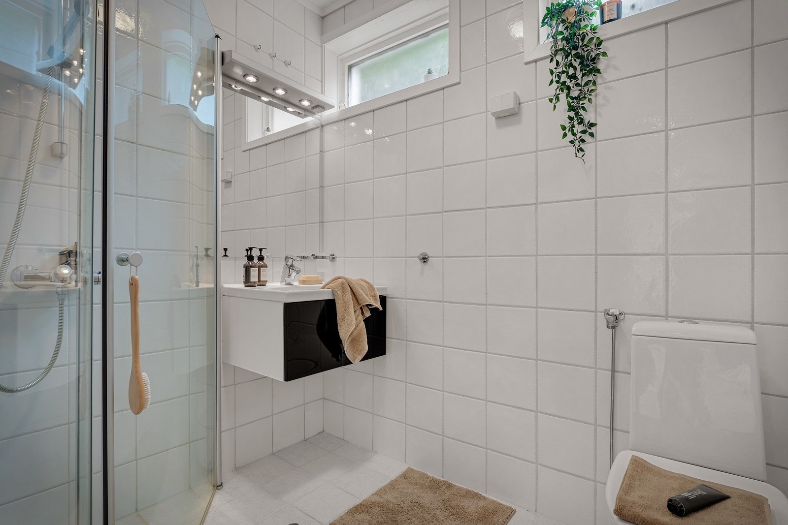 Badet i underetasjen har flislagt gulv med gulvvarme. Galleribilde