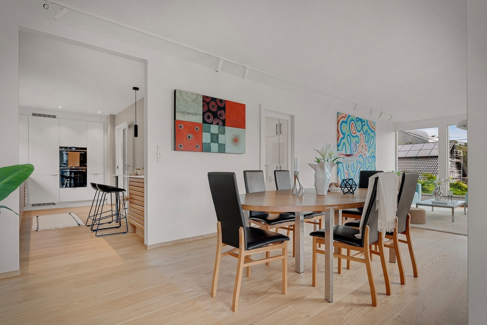 Den åpne løsningen gir en god flyt mellom rommene i hovedetasjen. Galleribilde
