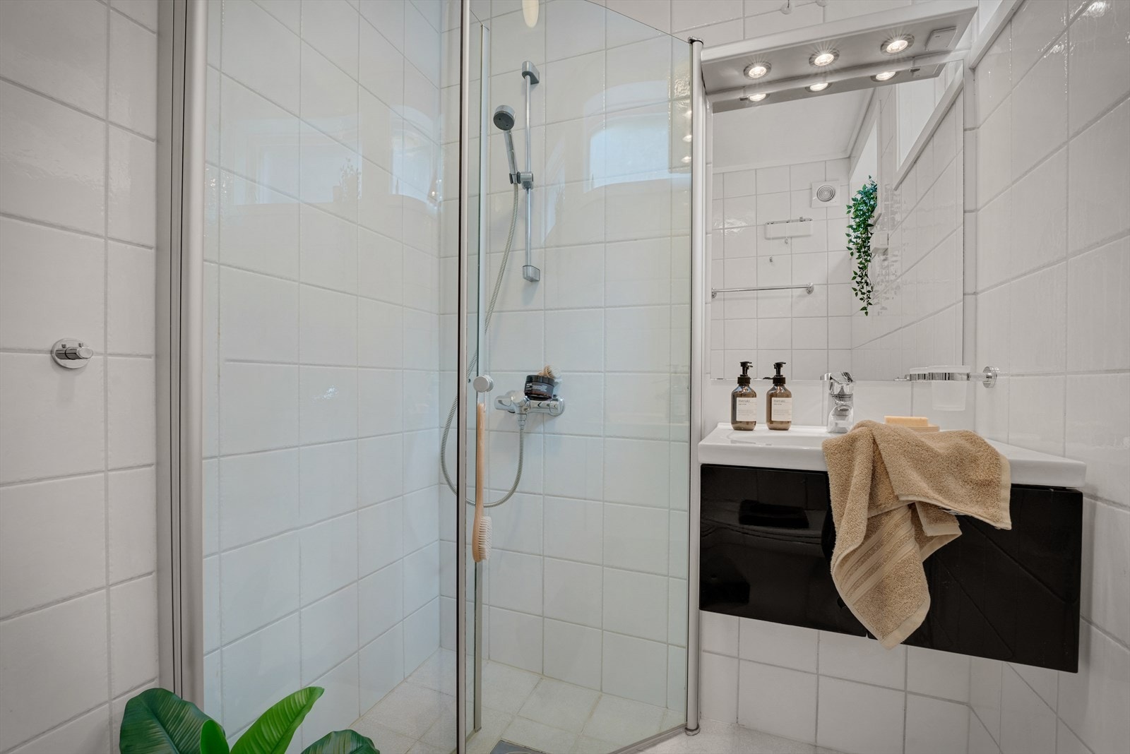 Badet er utstyrt med innfellbart dusjhjørne i glass og har opplegg for vaskemaskin. Galleribilde