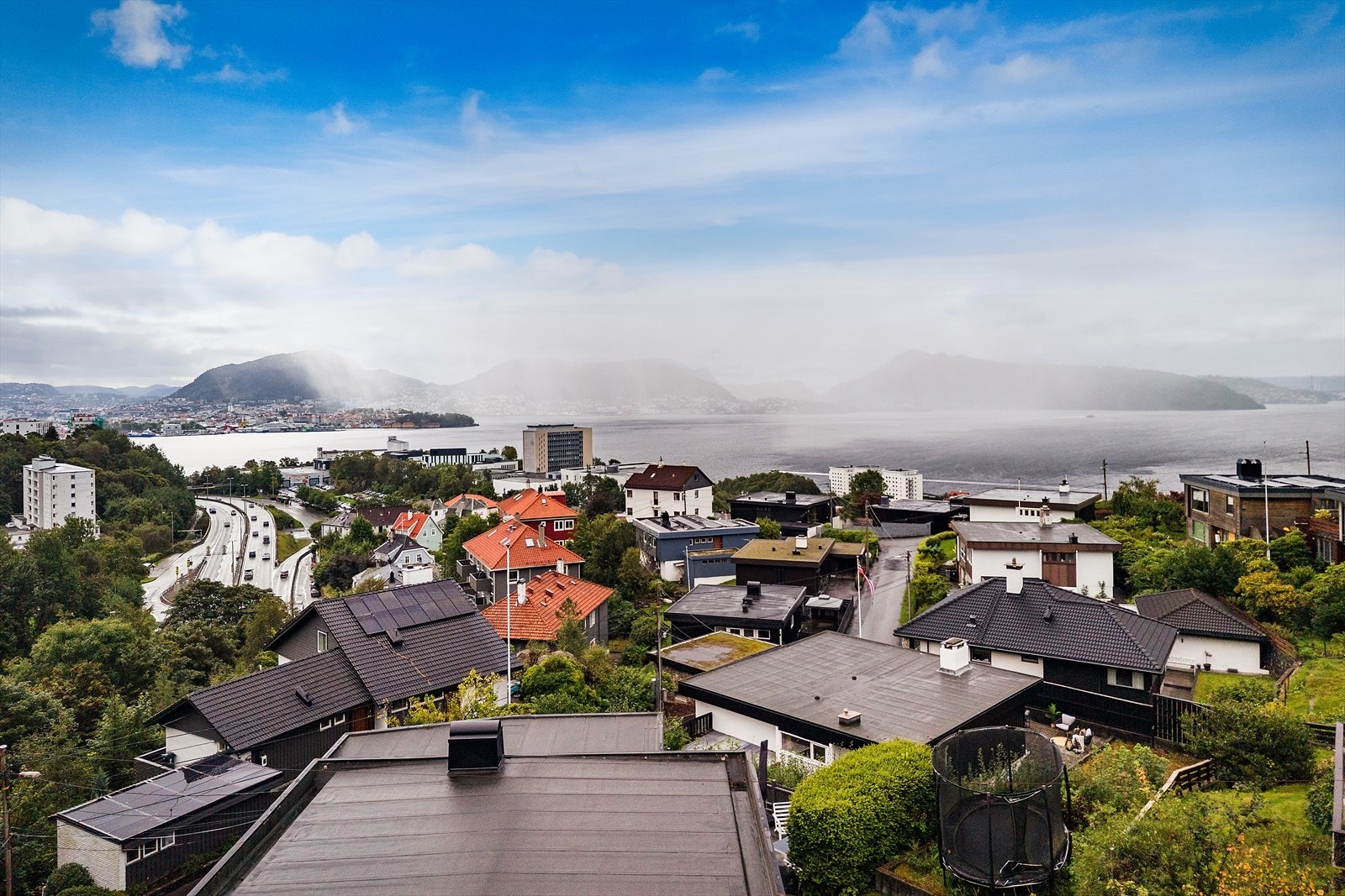 Kort vei til Bergen sentrum med bil eller buss. Galleribilde