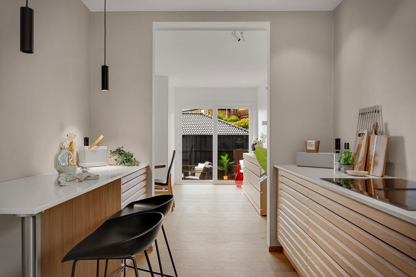 Fra kjøkkenet er det en åpen og lys passasje mot stuen og uteplassen. Galleribilde