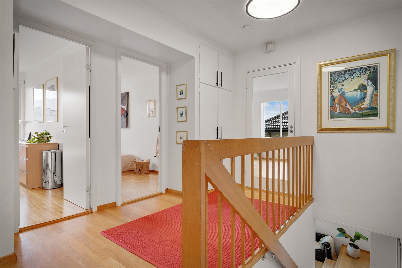 Gangen har god plass, et plassbygd garderobeskap med gode oppbevaringsmuligheter. Herfra er det inngang til soverommene, badet, kjøkkenet og stuen. Galleribilde