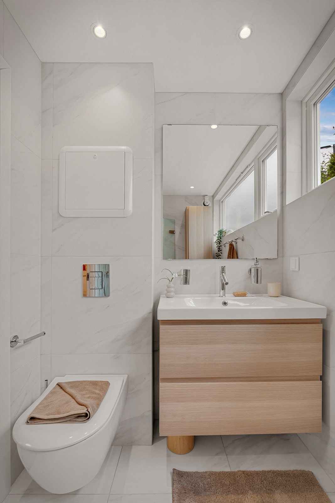 Badet i hovedetasjen ble oppgradert i 2020. Helfliset bad med gulvvarme, vegghengt toalett, dusjhjørne med glassdører og LED-downlights. Galleribilde