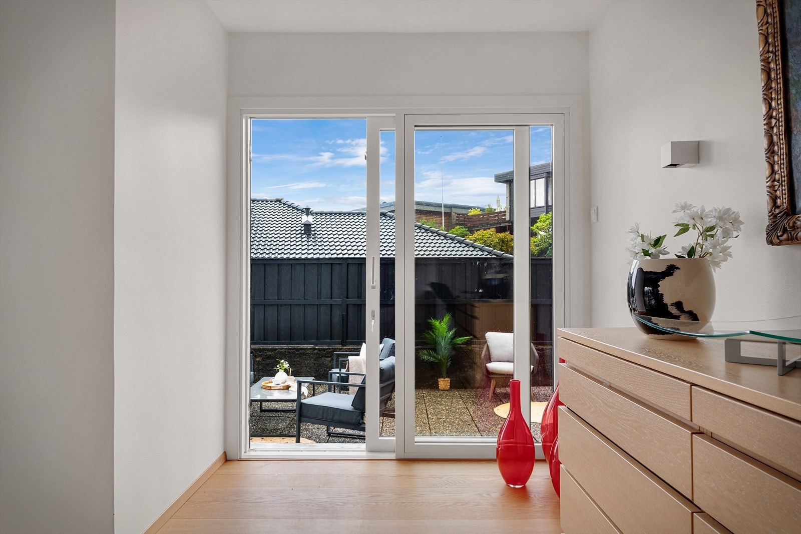 Skyvedøren fra stuen gir direkte utgang til uteplassen. Galleribilde