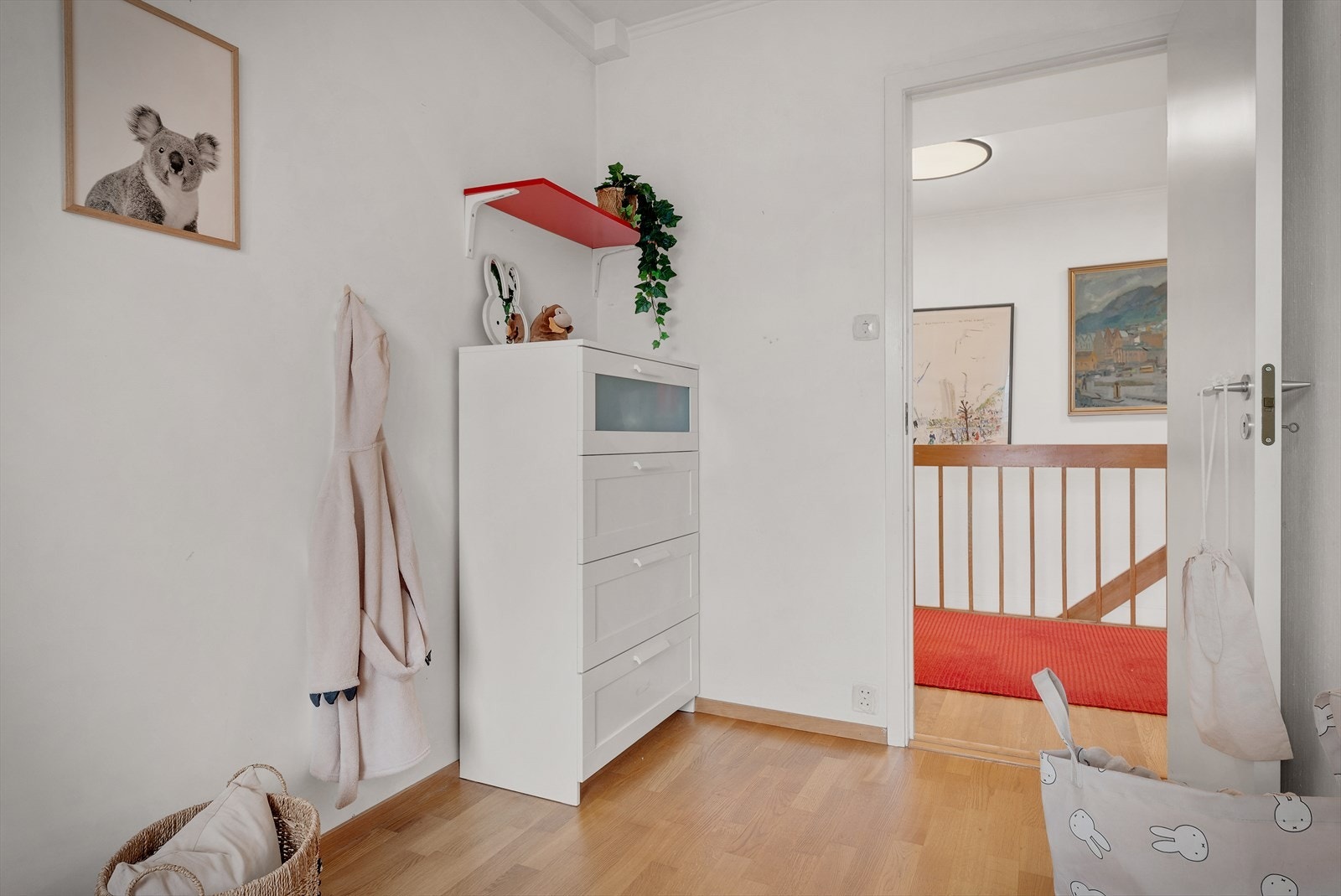 Soverommet har plass til enkeltseng og oppbevaring. Galleribilde