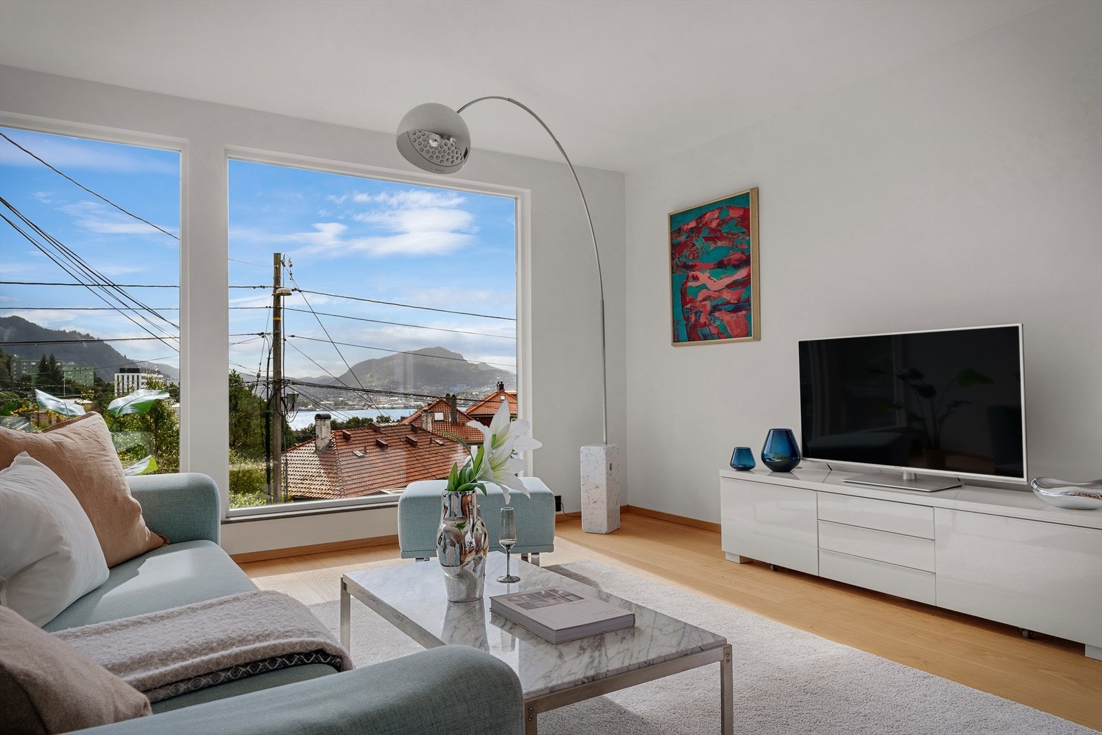 Stuen har god plass til TV-seksjon. Galleribilde