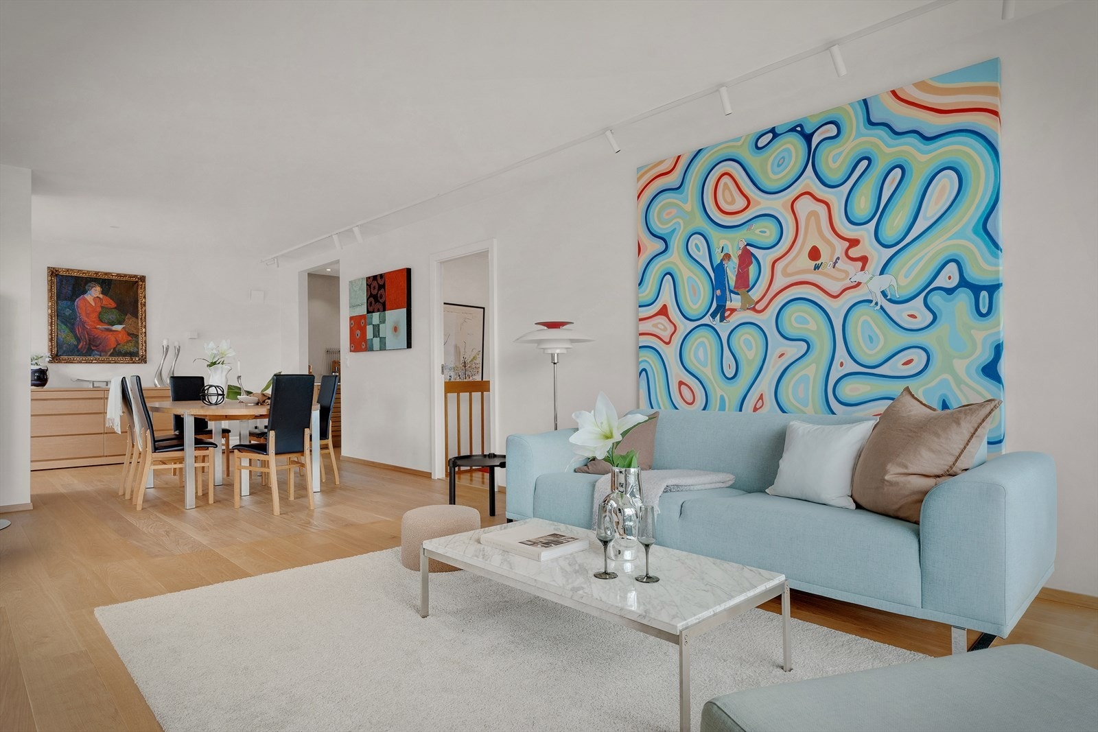 Stuen har plass til både sofagruppe og spisebord, med gjennomgående parkett på gulv. Galleribilde