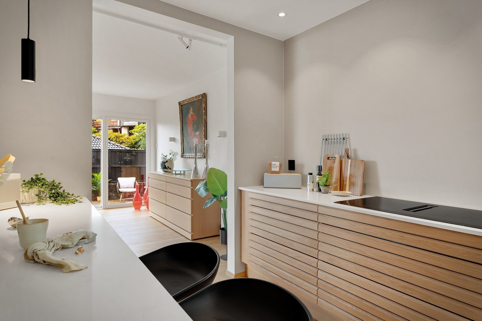 Platetopp med integrert ventilator og god benkeplass. Galleribilde