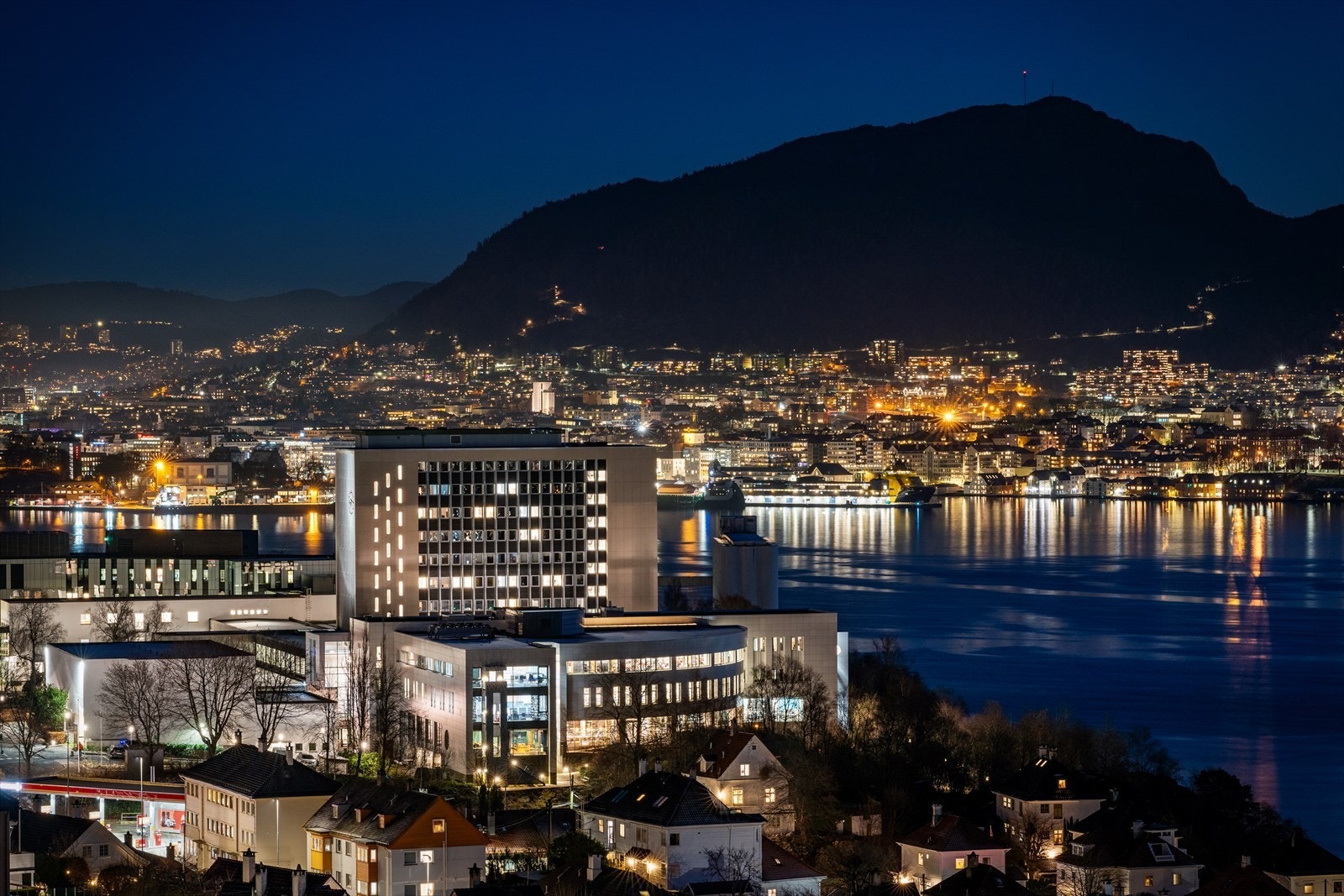 Fra området har man flott kveldsutsikt over Byfjorden og Bergen sentrum. Galleribilde