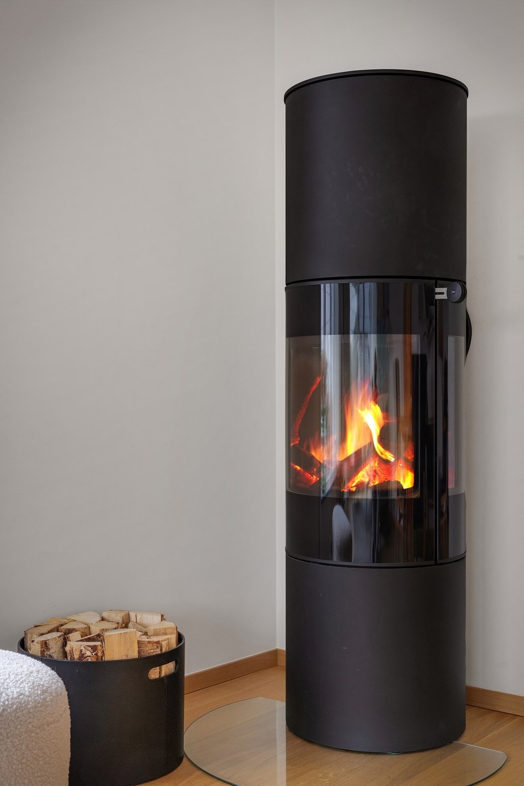 En nyere peisovn gir varme og hygge på kalde dager. Galleribilde