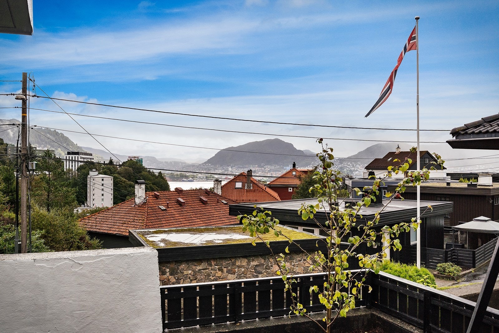 Utsikt over nærområdet og innseilingen til Bergen. Galleribilde