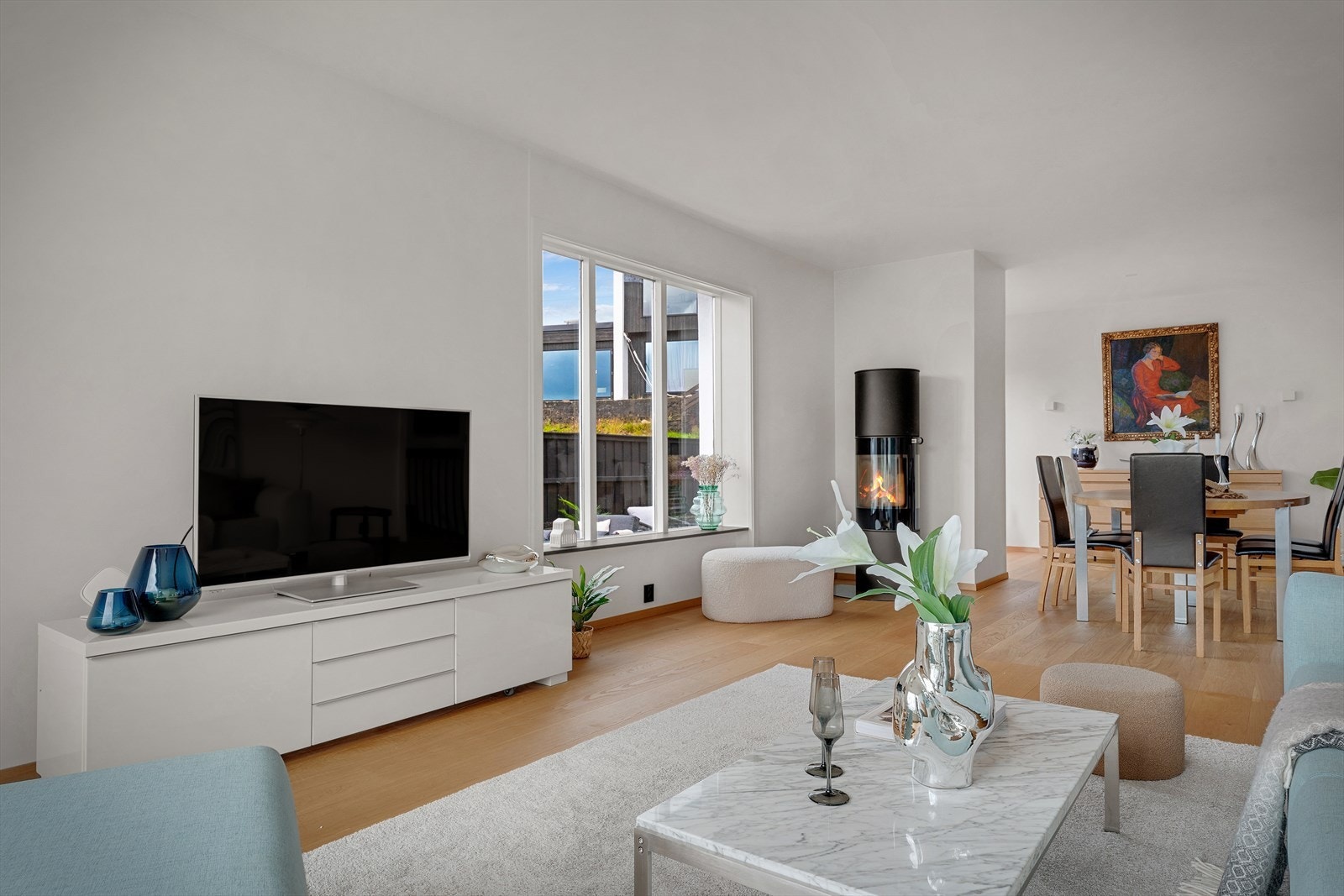 Stuen er husets sosiale sone, et naturlig samlingspunkt der familie og venner kan slappe av og tilbringe tid sammen. Galleribilde