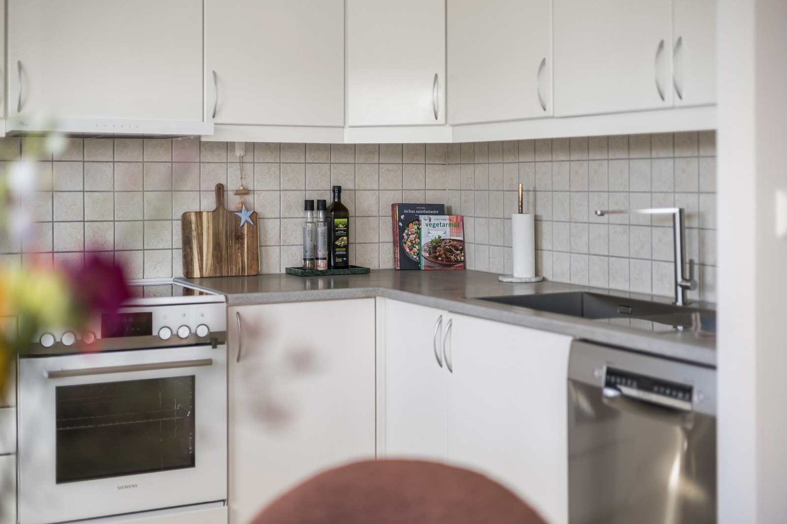 Selger har oppgradert kjøkkenet med blant annet ny kjøkkenkum, nytt armatur og skapintegrert kjøkkenhette. Galleribilde