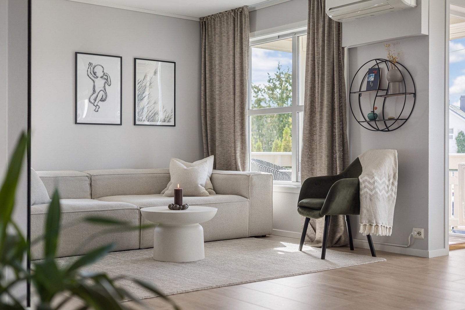 God plass til både sofagruppe, oppbevaring og en egen arbeids- eller lesesone. Galleribilde