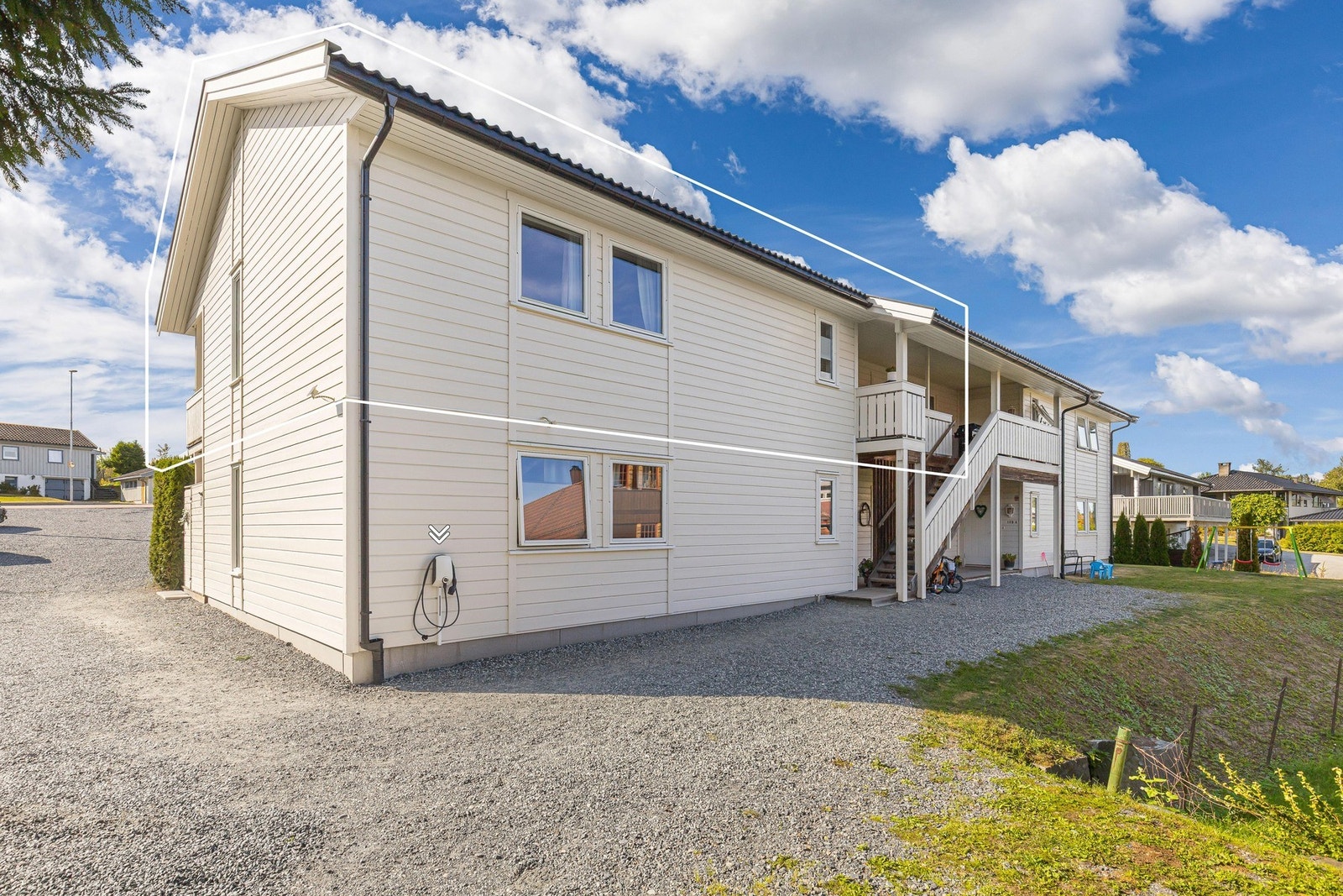 Boligen har en fin hjørneplassering med enkel adkomst og kort vei til felles parkering og utearealer. Galleribilde