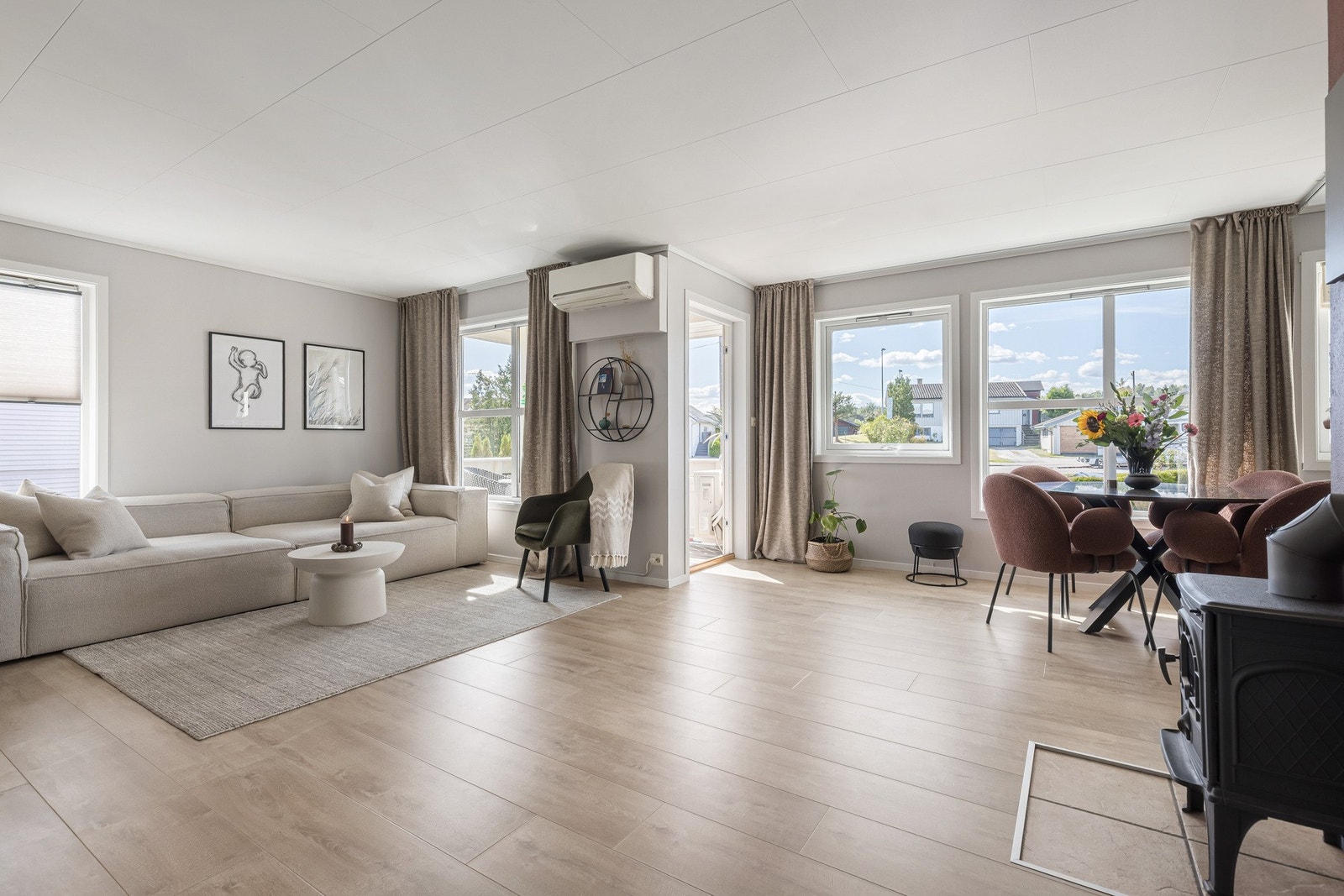 Stuen fremstår lys og luftig, med store vindusflater og gjennomgående lyse, moderne overflater. Galleribilde
