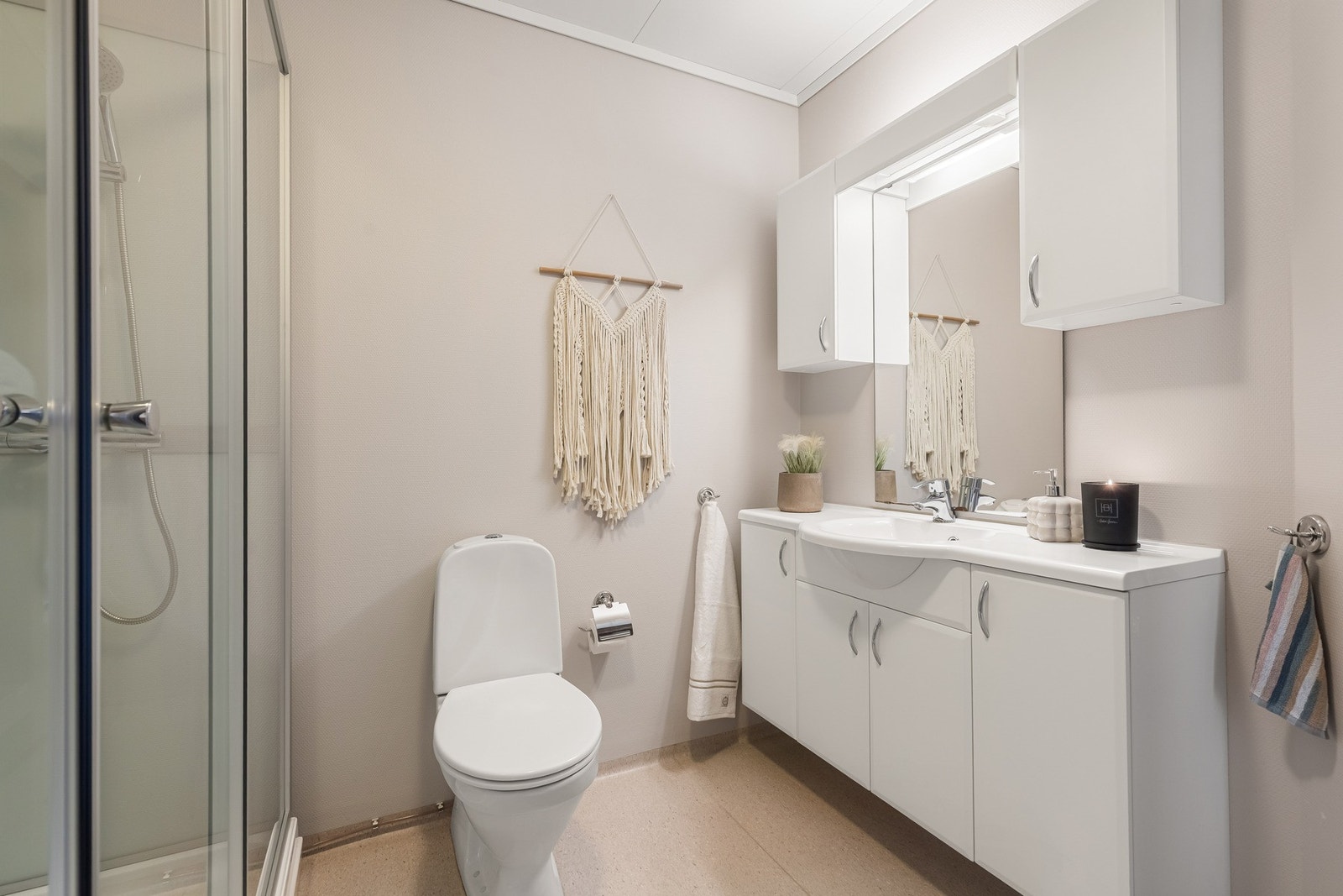 Badet er fra 2008 og har fått nytt dusjkabinett i 2026. Galleribilde