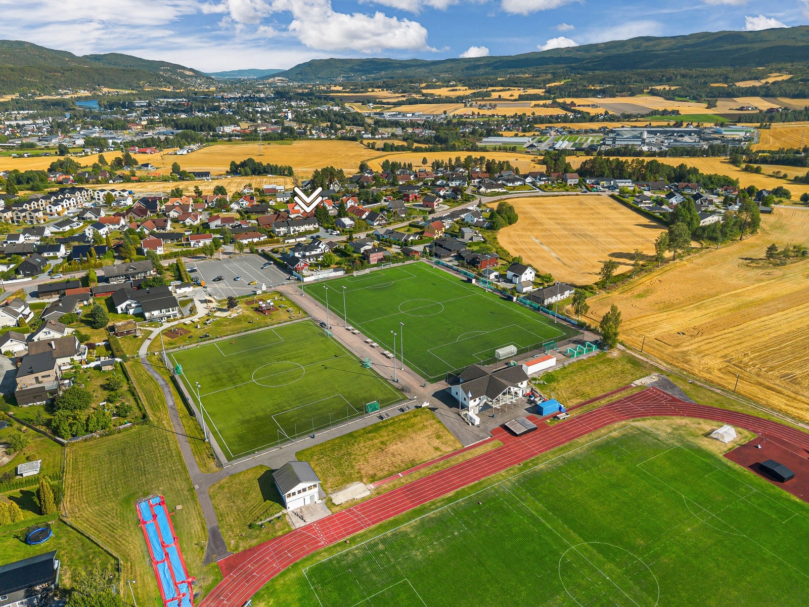 Eiker Kvikk sitt idrettsanlegg ligger like i nærheten, med fotballbaner og aktive fritidstilbud rett i nærmiljøet. Galleribilde