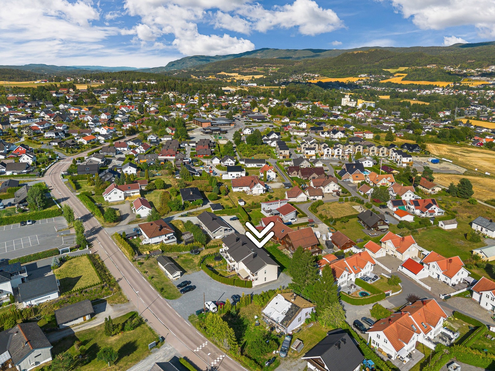 Beliggenheten er også praktisk for pendlere, med kort vei til E134 og ifølge selger under syv minutters kjøring til både Hokksund og Vestfossen stasjon Galleribilde