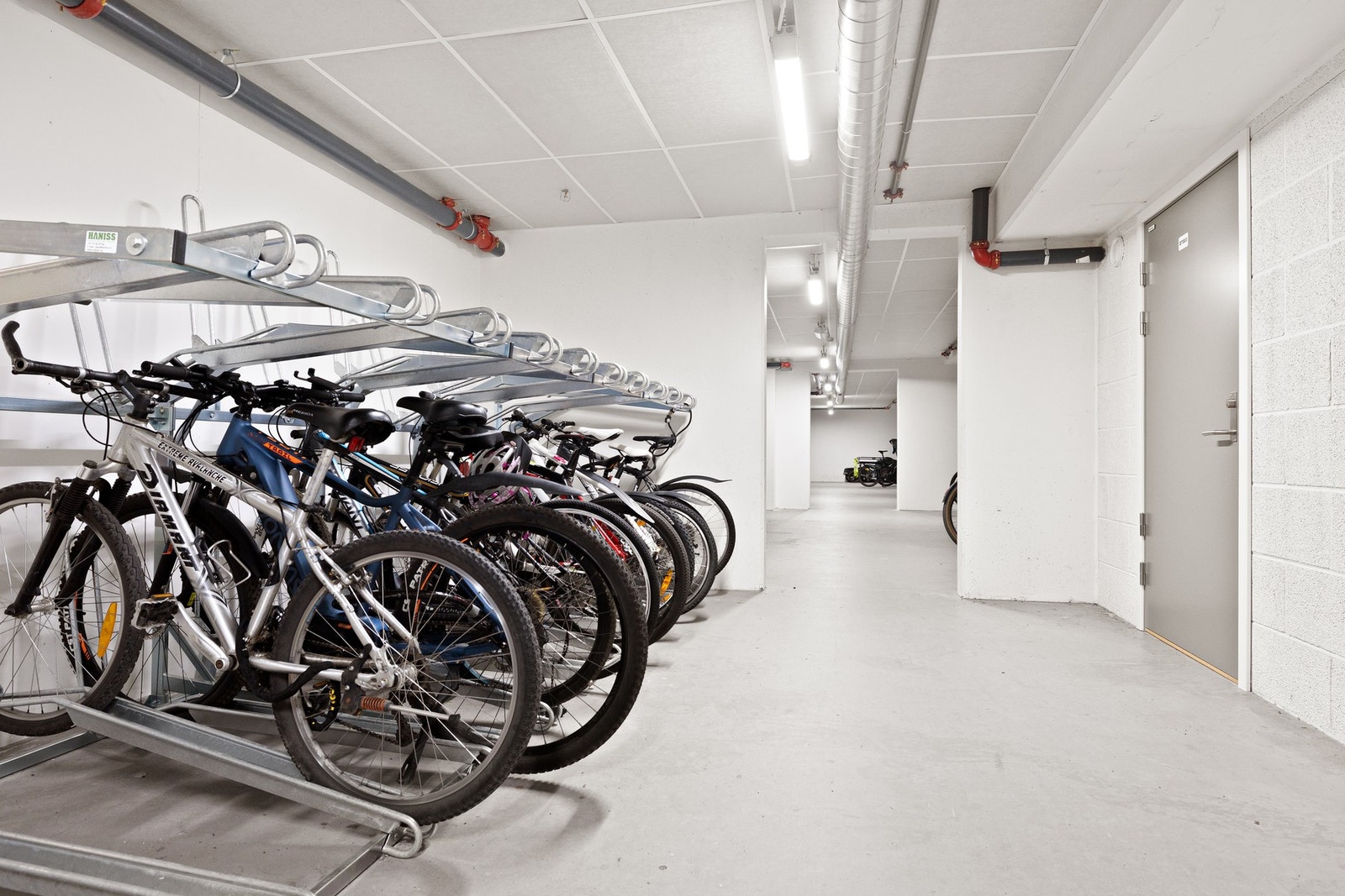 Stor felles sportssbod med mulighet for sykkelvask etc. Galleribilde