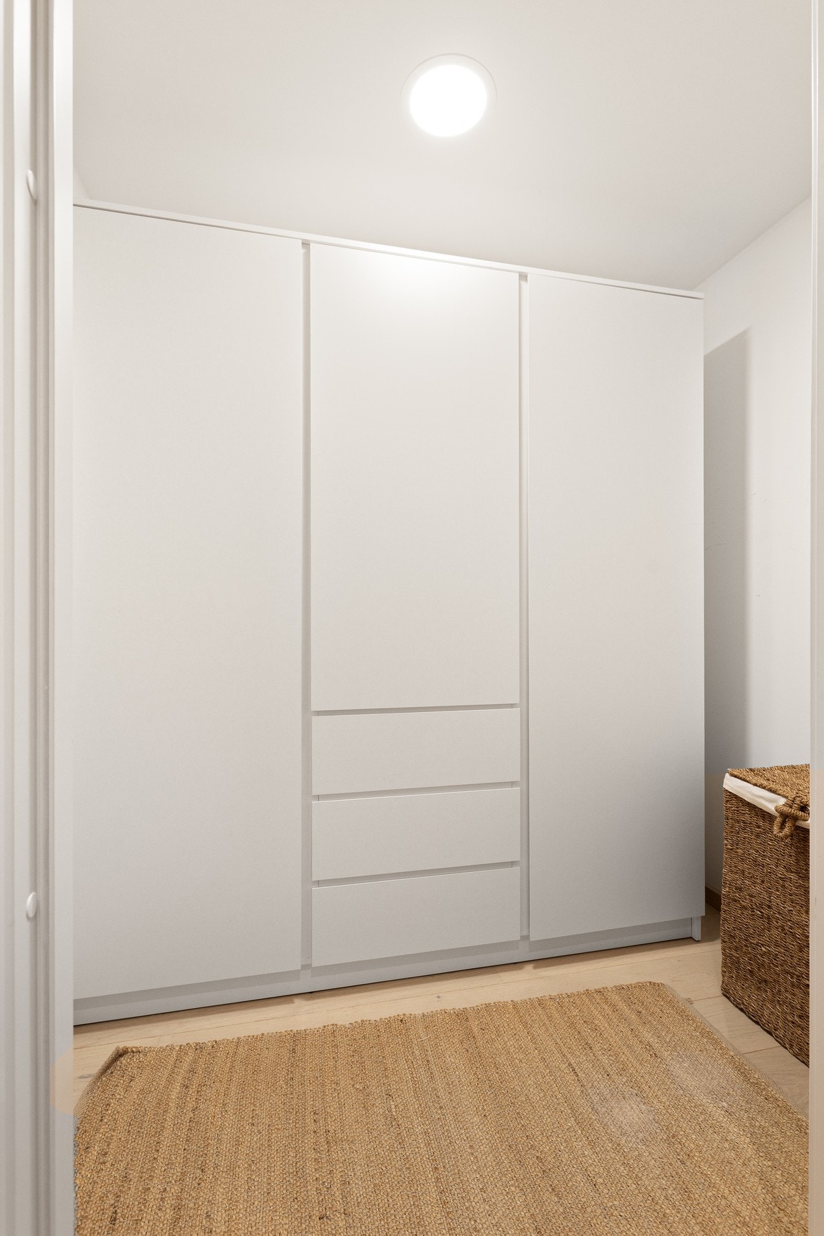 Det disponible rommet benyttes pr i dag som garderobe, her får du etterlengtet lagringsplass og god oversikt. En annen mulighet er å bruke det til kontor for deg som trenger det. Galleribilde
