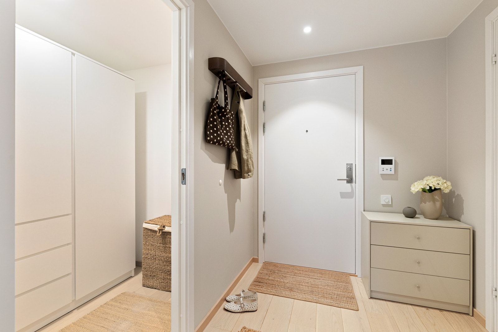 På motsatt side av badet ligger en praktisk intern bod / garderobe. Galleribilde