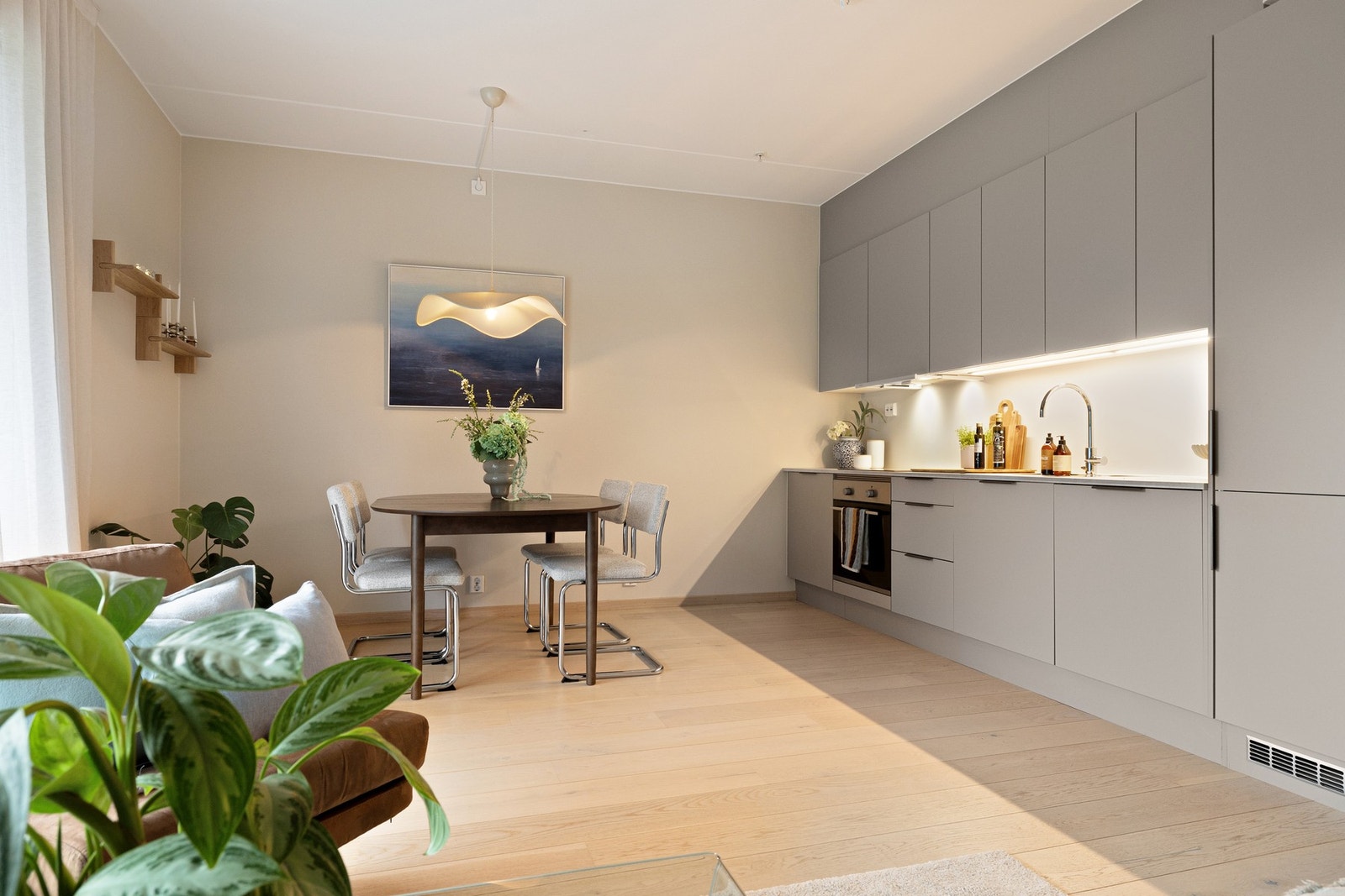 Kjøkkenet har et moderne uttrykk med stilrene fronter og rikelig med skap- og benkeplass. Galleribilde