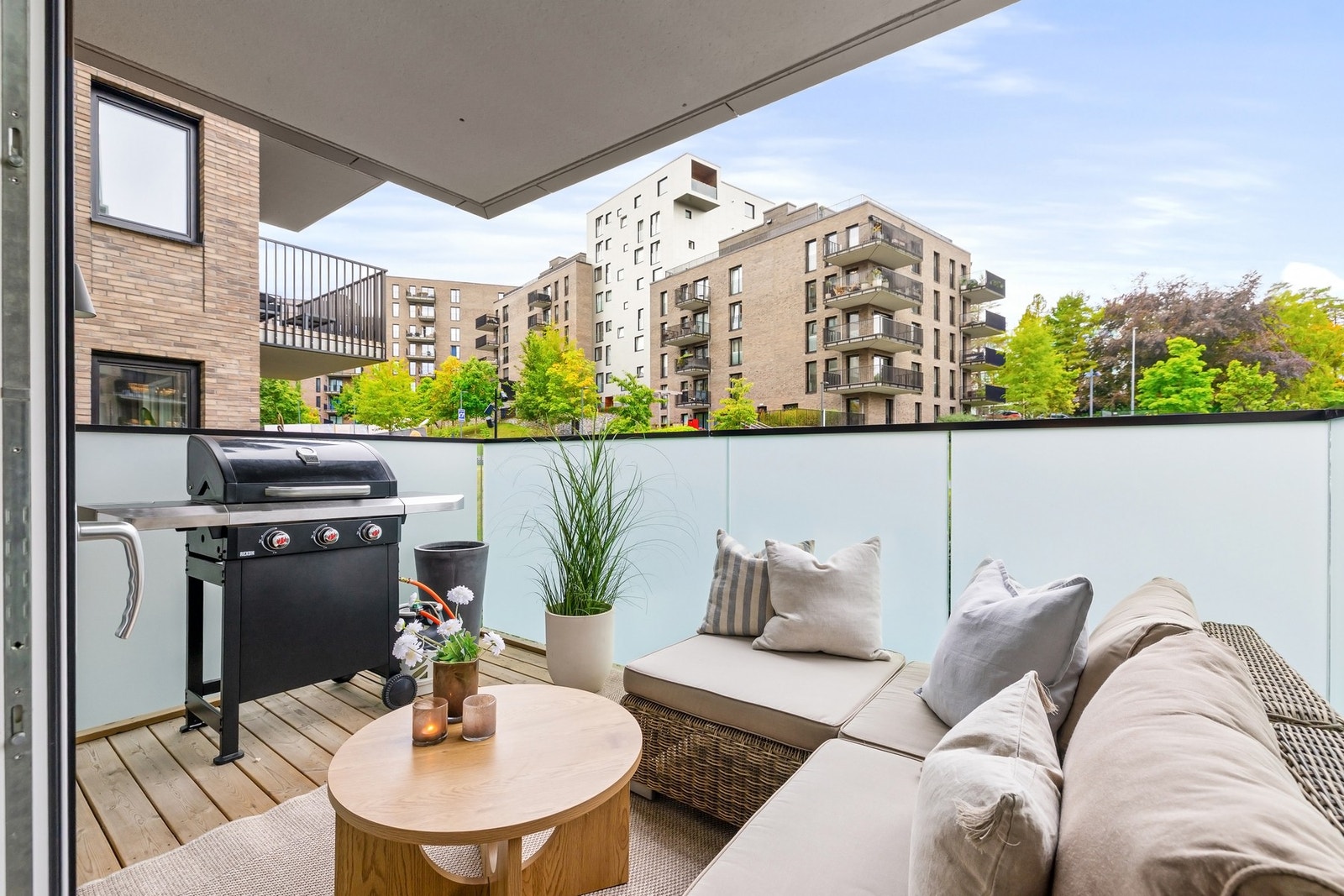 Solrik vestvendt balkong på ca. 8 m² God plass til stor hjørnesofa, grill etc. Galleribilde