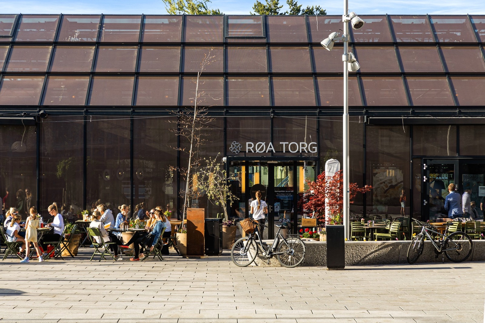 Røa Torg ligger kun en kort spasertur unna. Torget byr på et unikt sentrumstilbud med et variert utvalg av butikker, serveringssteder og et levende torg som skaper gode opplevelser for nærmiljøet. Galleribilde