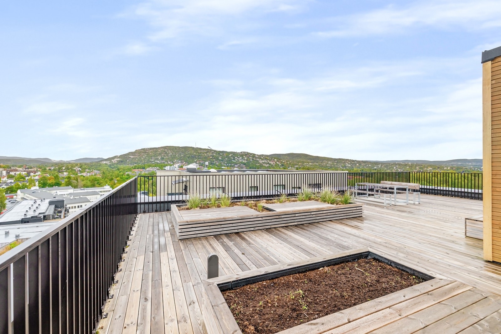 Felles takterrasse med gode solforhold og fantastisk panoramautsikt over Oslo. Et perfekt sted å nyte lange, solrike sommerdager. Galleribilde