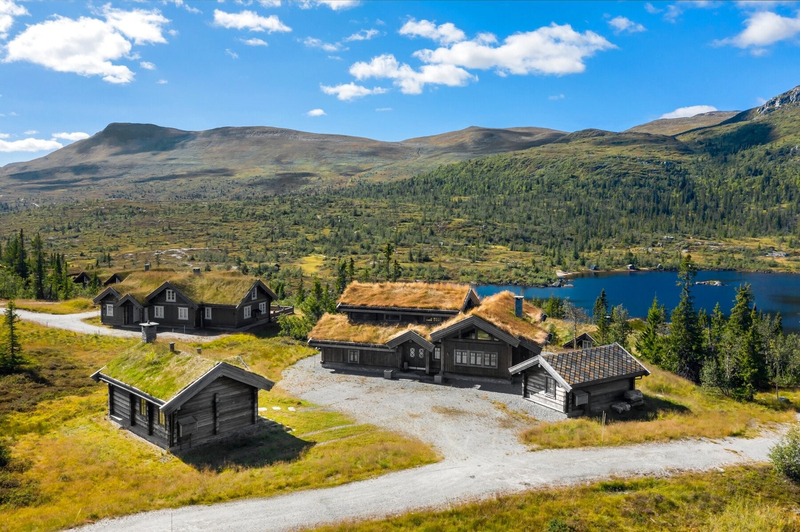 Velkommen til Fyrisjøvegen 194 - en innholdsrik fritidseiendom med hovedhytte, anneks og egen sportsbod/badstuebygg.