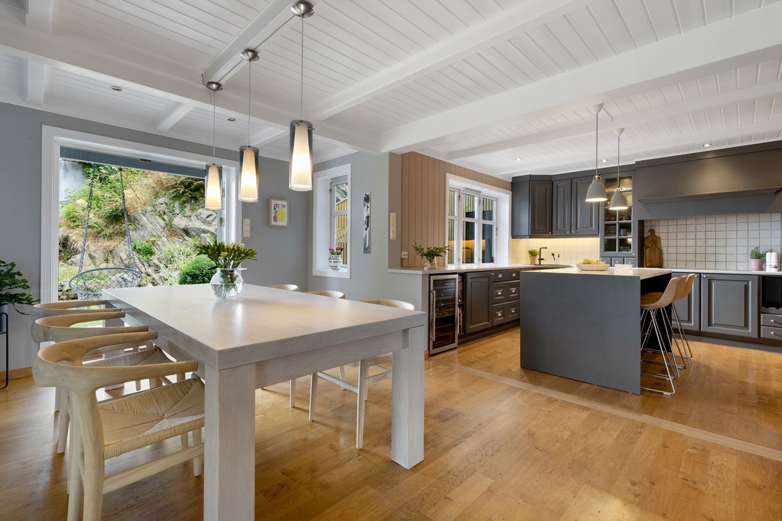 Store, gode oppholdsrom med store vindusflater Galleribilde