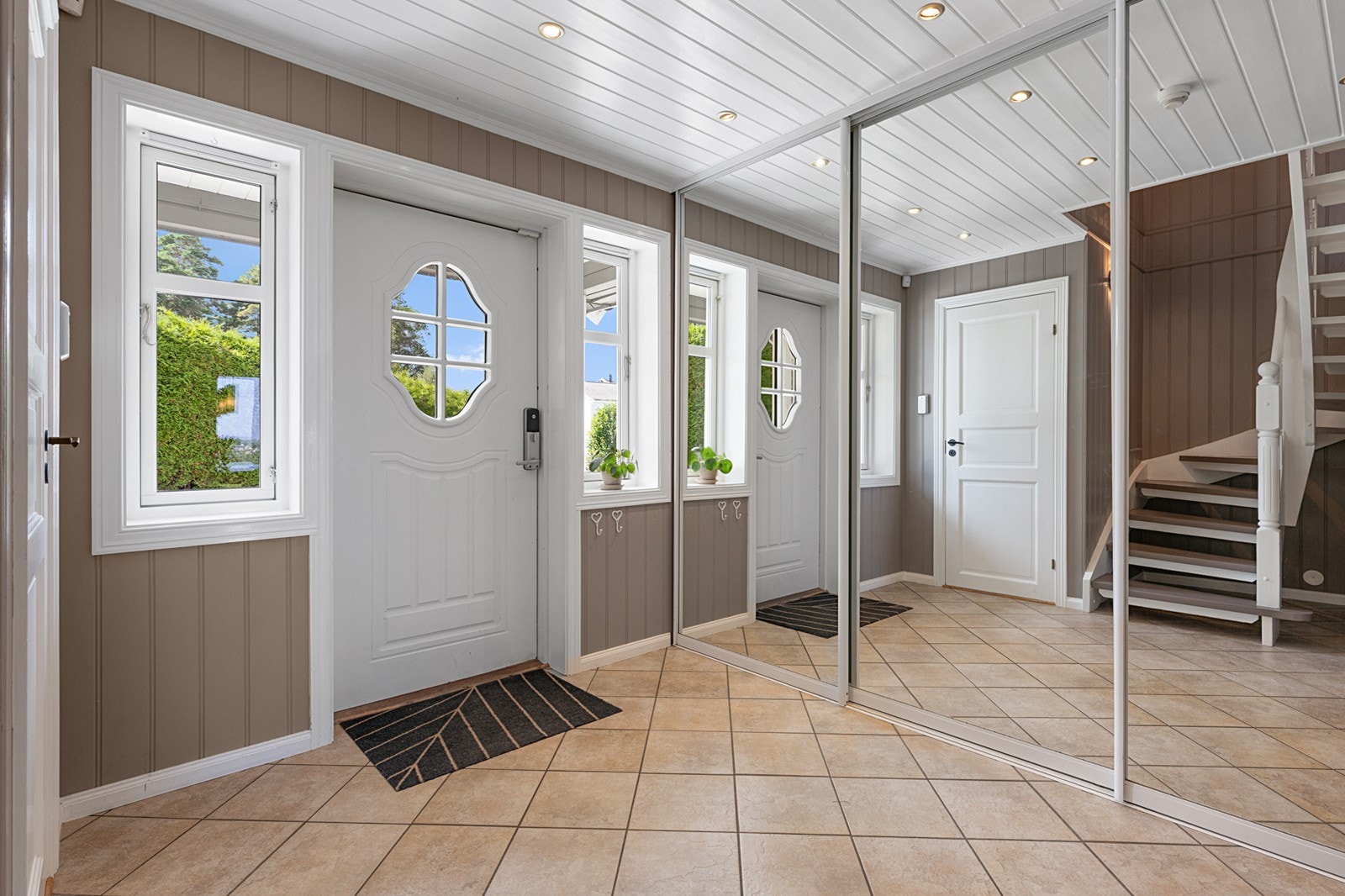 Romslig gang med skyvedørsgarderobe Galleribilde