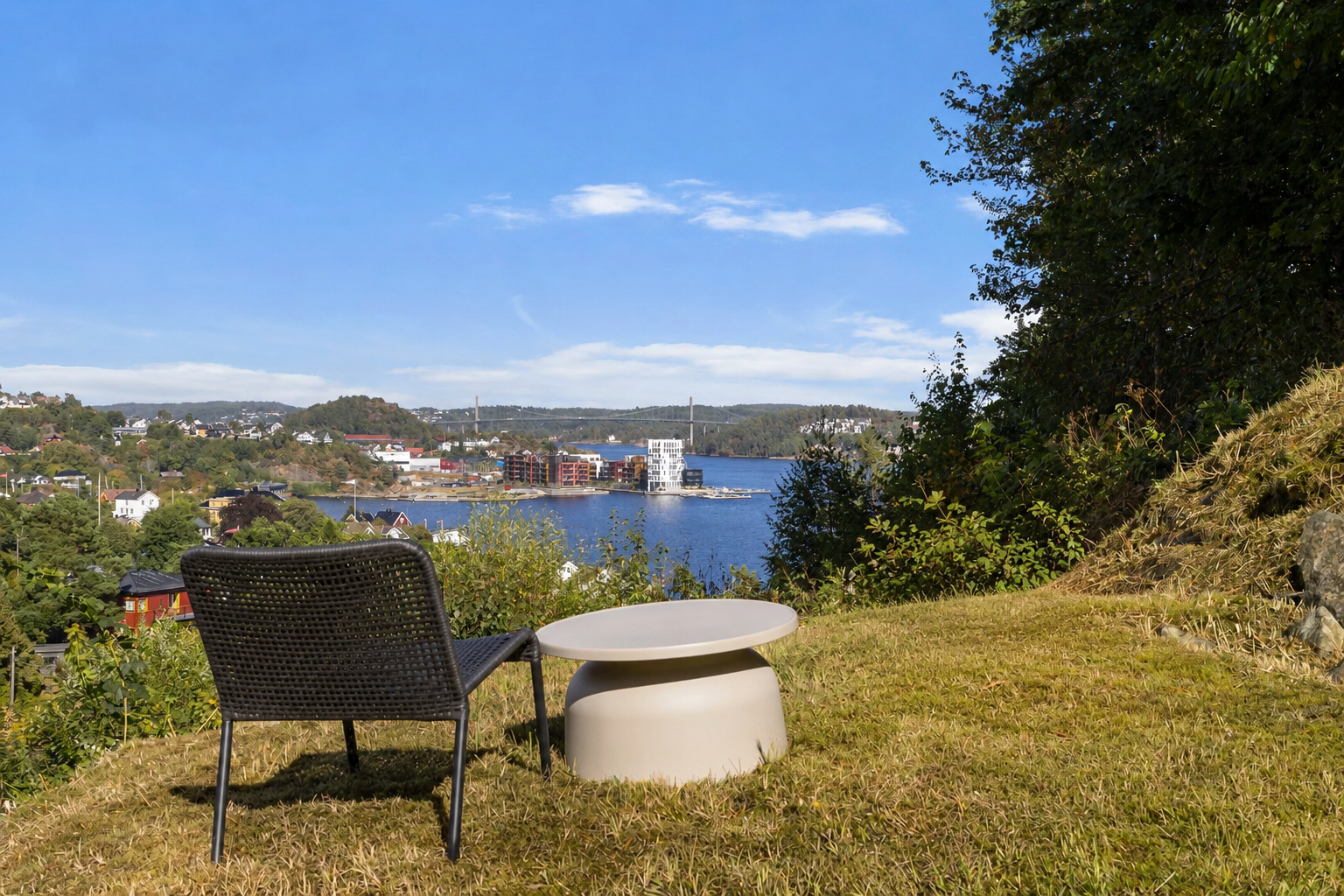 Flere fine uteplasser, gode solforhold og en egen utsiktssone med nydelig utsyn mot Tromøysund Galleribilde