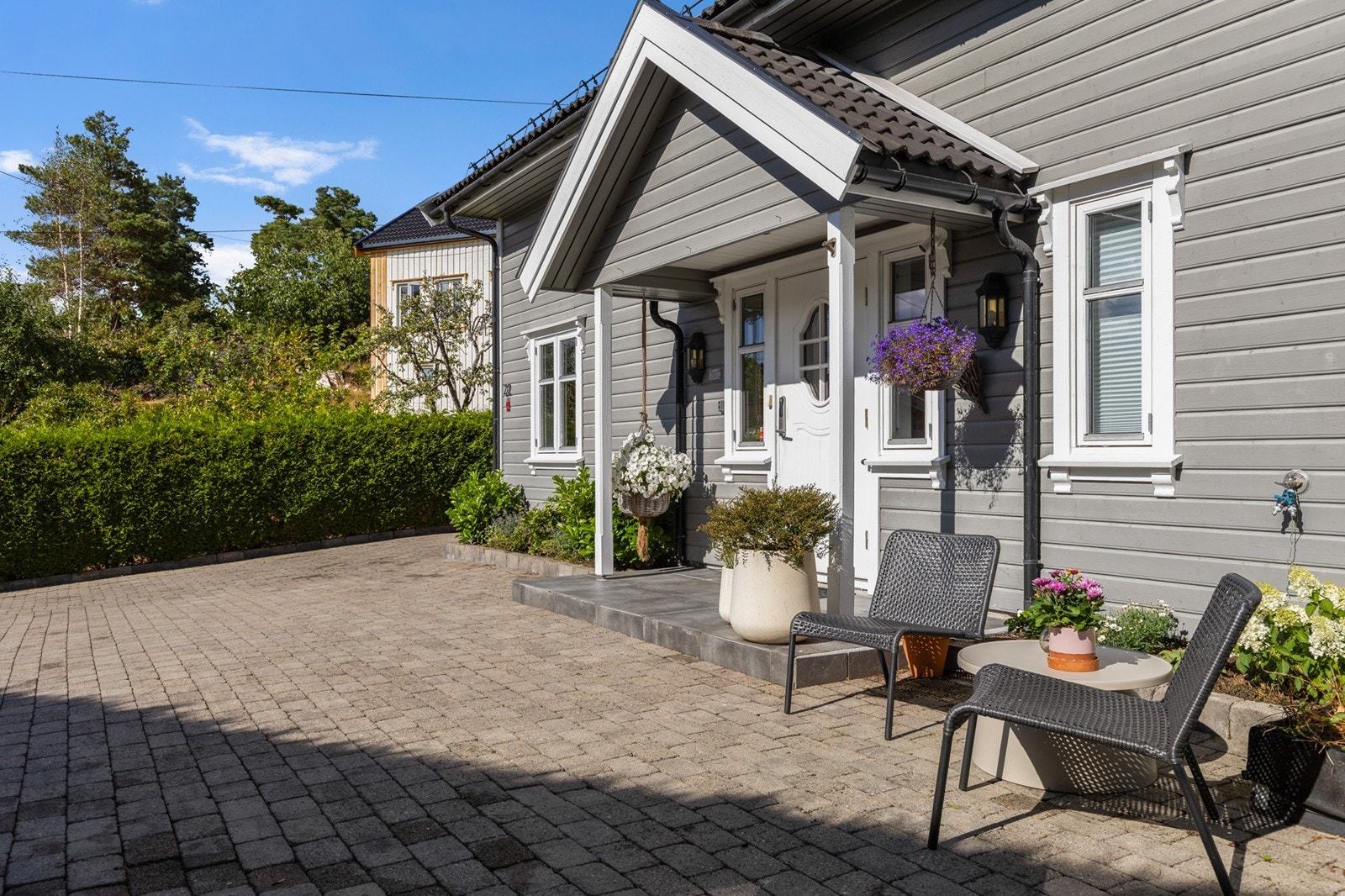 Hyggelig inngangsparti med varmekabler der det er flislagt Galleribilde