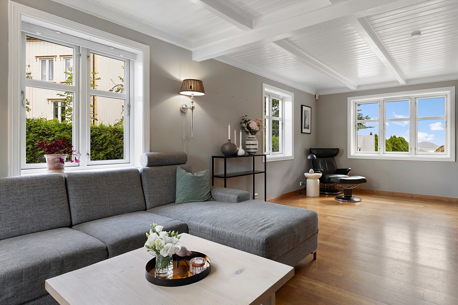 Romslig stue med god plass til flere soner Galleribilde
