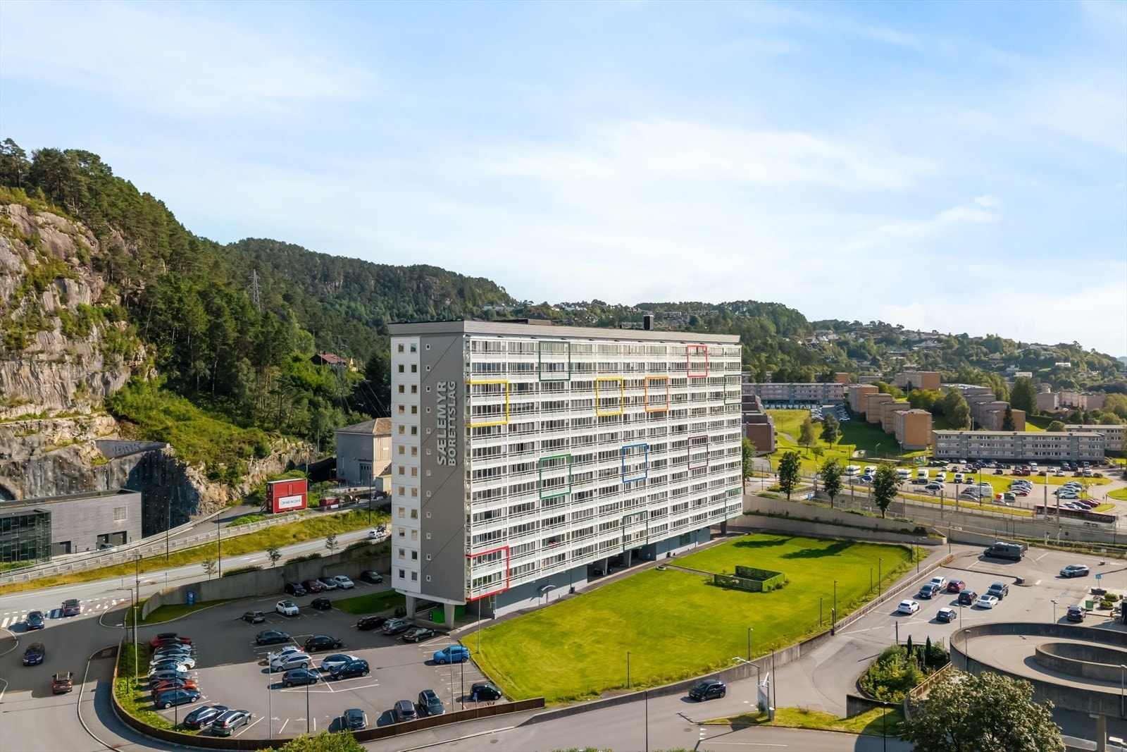 Kollektivtilbudet er svært godt. Bybanens linje 2 har holdeplass ved Fyllingsdalen terminal like ved Oasen, og tar deg enkelt til blant annet Haukeland universitetssjukehus, Bergen sentrum, Flesland og videre mot Kokstad og Sandsli. Galleribilde