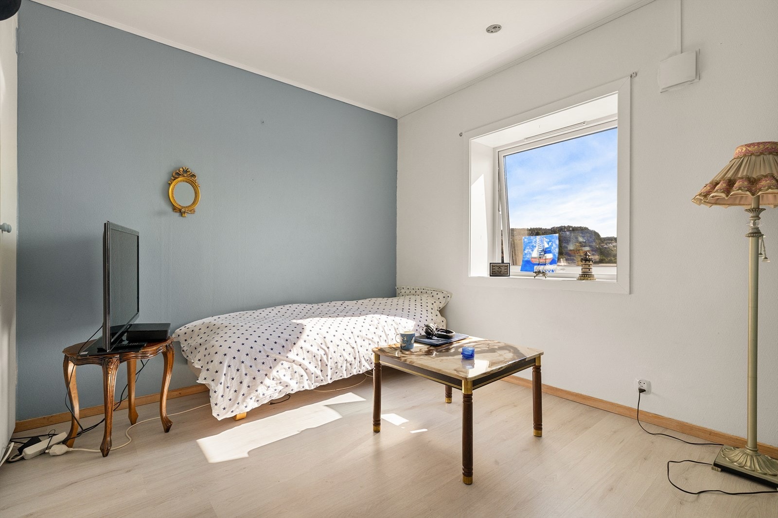 Soverom nummer to er på ca. 9,6 m² som egner seg godt som barnerom, gjesterom eller hjemmekontor. Galleribilde
