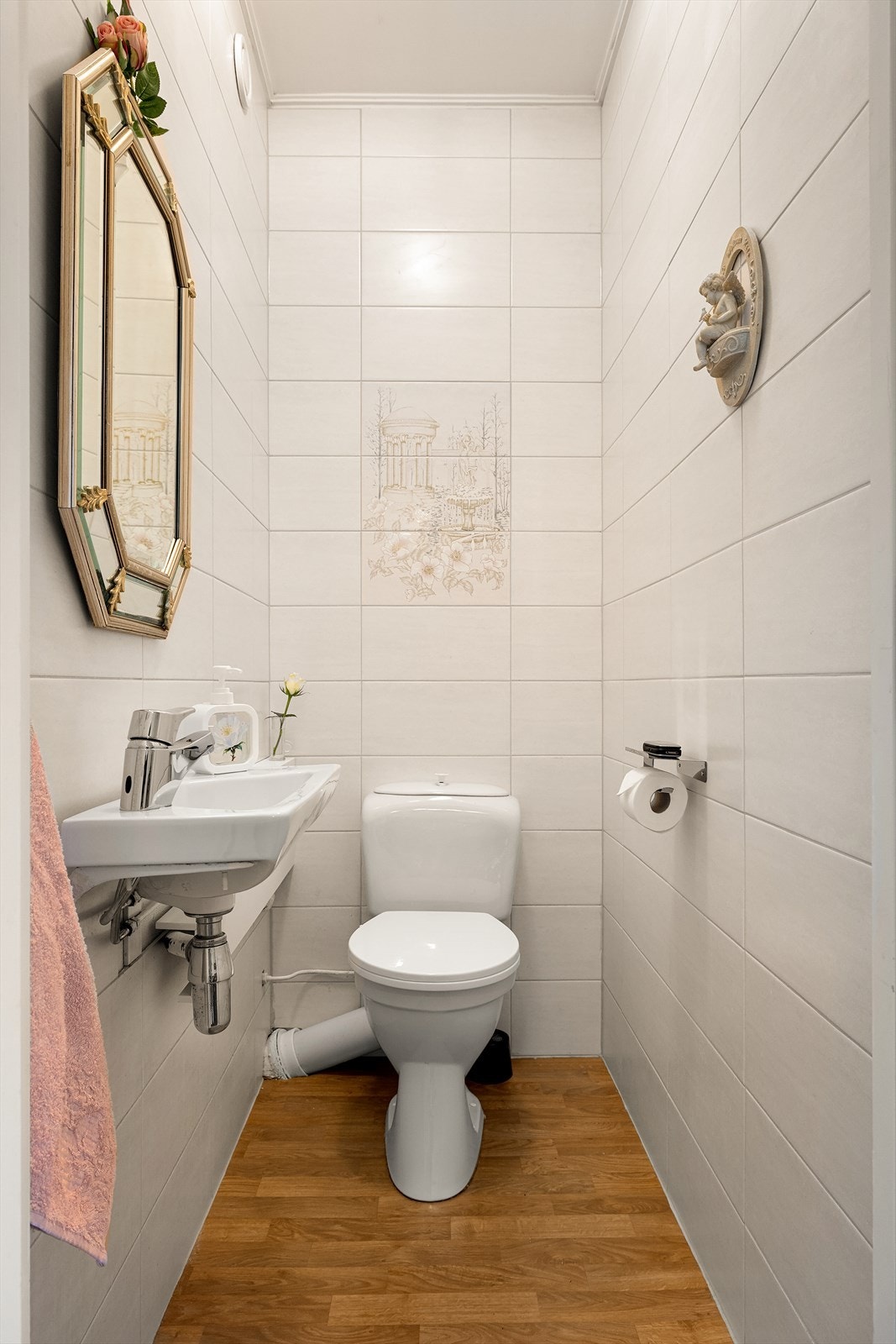 Eget toalettrom med toalett og servant. Galleribilde