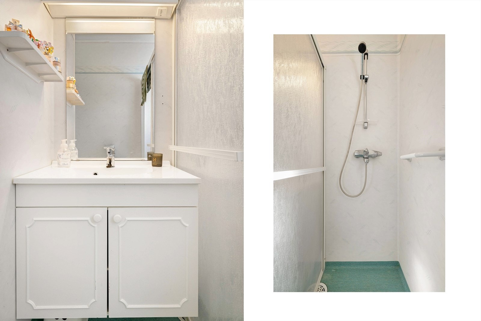 Badet med belegg på gulv og våtromtapet på vegg. Badet er innredet med servant i benkeskap, toalett og dusjhjørne. Galleribilde