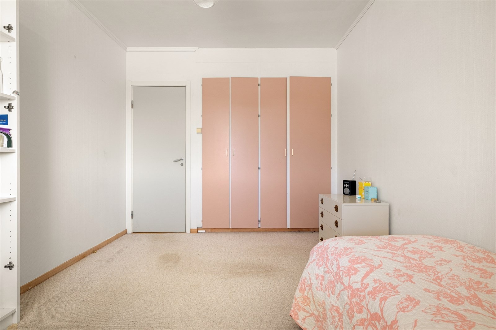 Romslig hovedsoverom på ca. 12m² med praktisk garderobeløsning og har god plass til dobbeltseng og øvrig møblement. Galleribilde