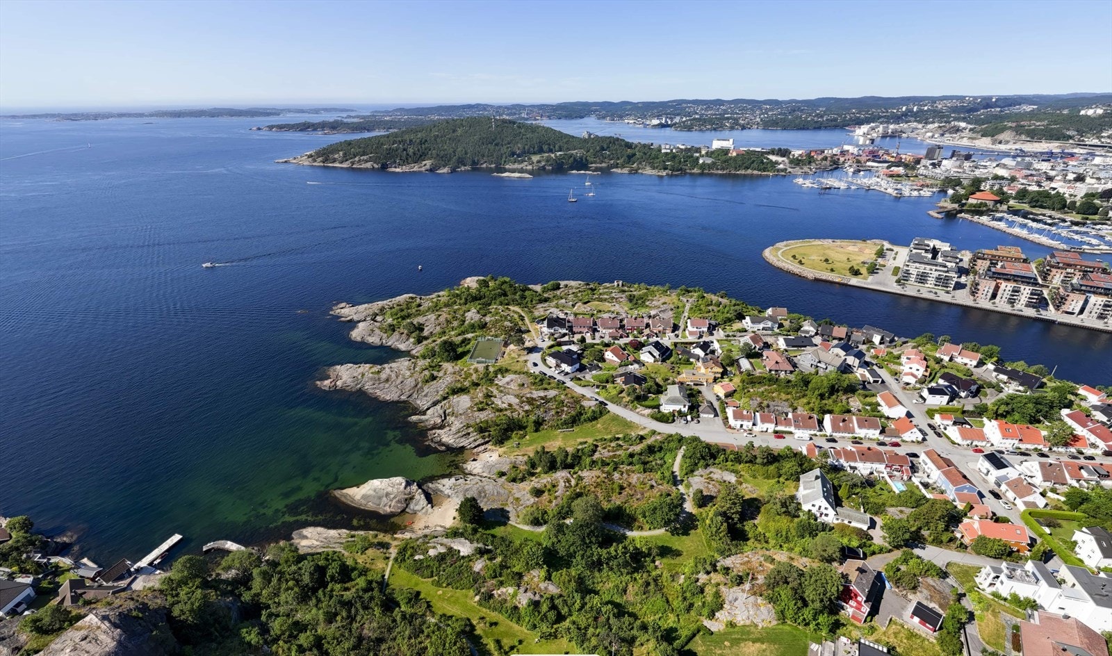 Oversikt4 - Senit - noen av byens fineste friområder og badeplasser ved sjøen ligger rett ved boligen.... Den flotte badeplassen i Blomma (som du ser på bilde) ligger 250 meter gangvei fra eiendommen Galleribilde