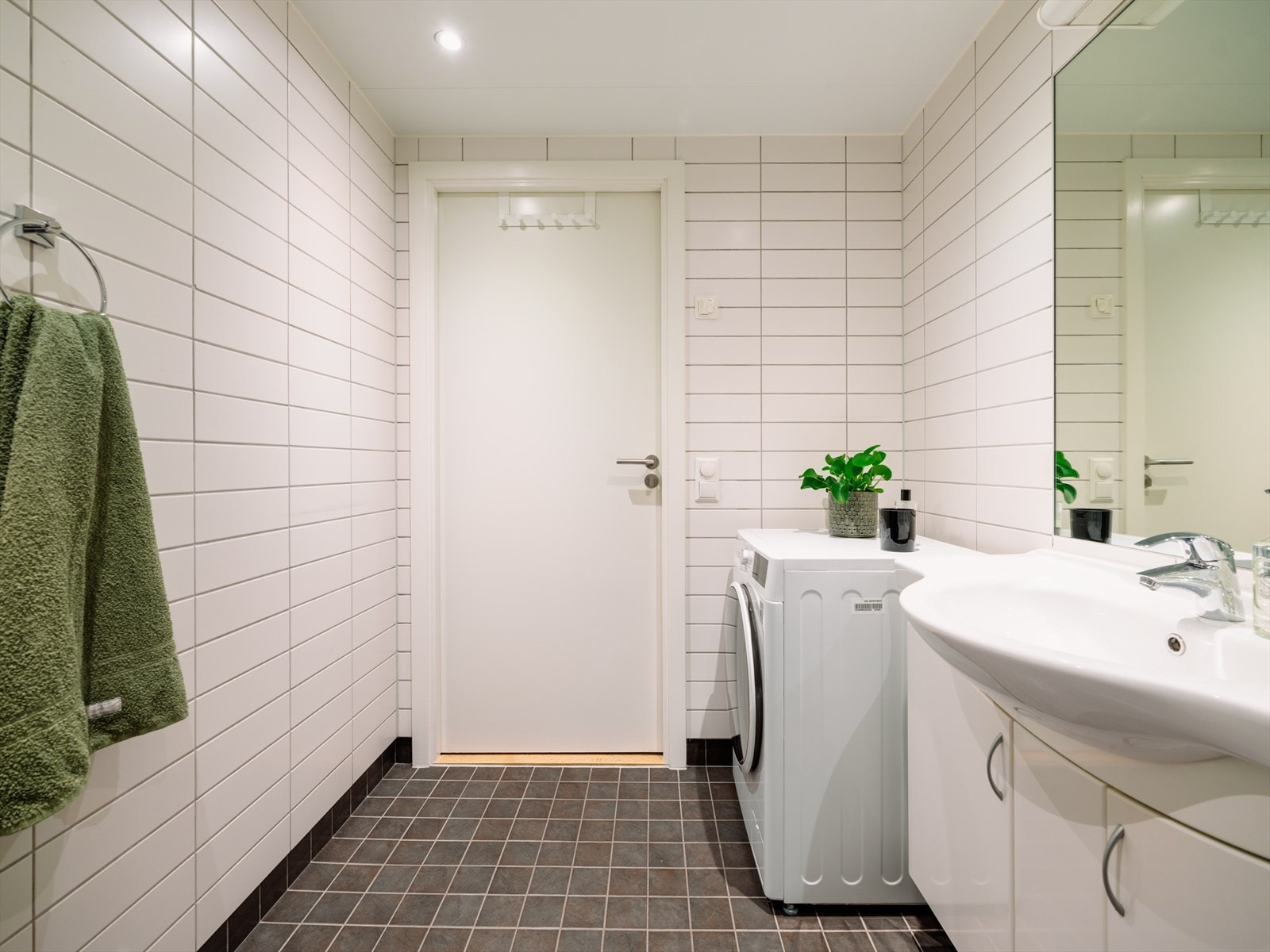 Videre er det opplegg for vaskemaskin, så her har du alt du trenger på baderommet! Galleribilde
