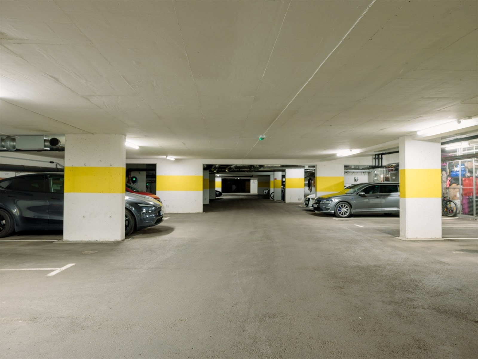 Det er mulighet for å kjøpe eller leie parkeringsplass i garasjekjelleren, avhengig av tilgjengelighet. Sameiet disponerer også seks gjesteparkeringsplasser utendørs. Galleribilde