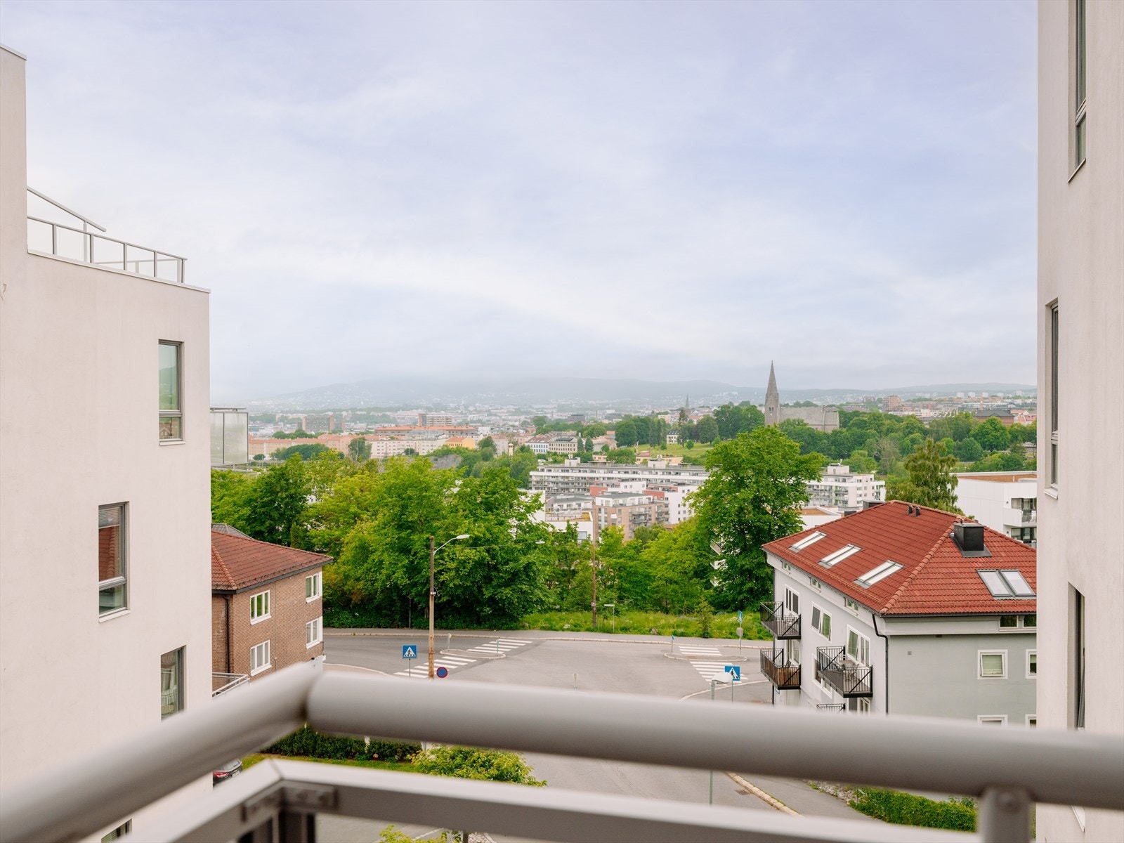Balkongen vender mot vest, så her kan du nyte sene kvelder med fin utsikt over gamlebyen! Galleribilde
