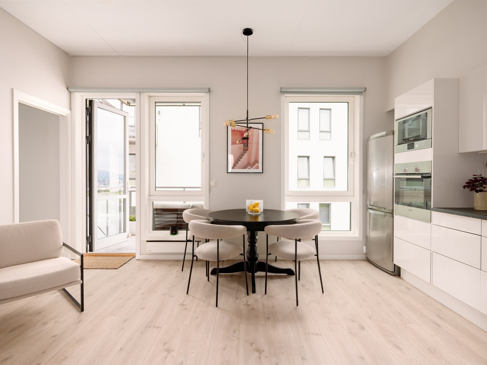 Lys og hyggelig stue med store vindusflater som gir rikelig med lys og luft. Galleribilde